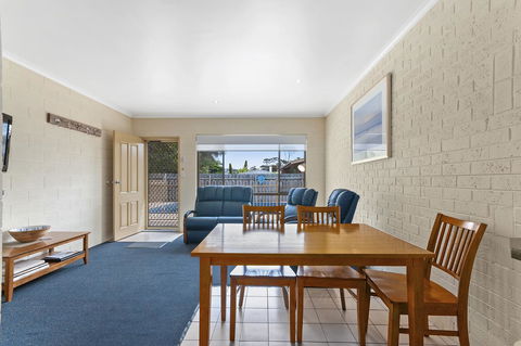 Allambi Holiday Apartments - Lightning Ridge Tourism 12
