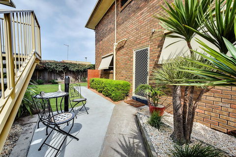 Allambi Holiday Apartments - Lightning Ridge Tourism 25