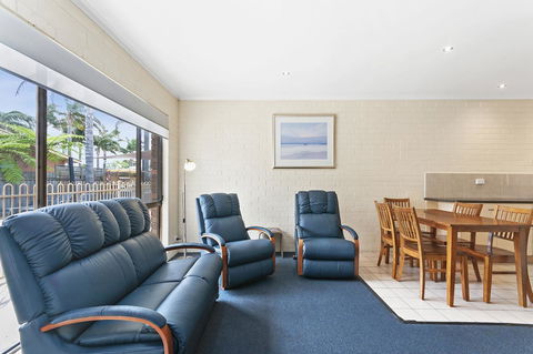 Allambi Holiday Apartments - Lightning Ridge Tourism 3