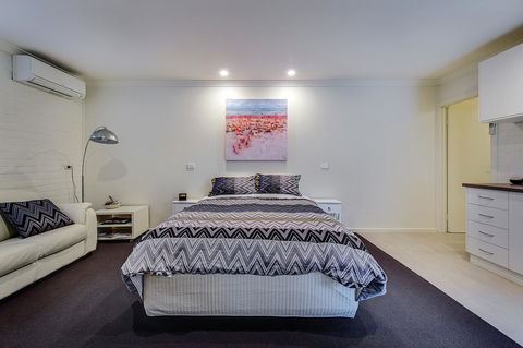Allambi Holiday Apartments - Lightning Ridge Tourism 42