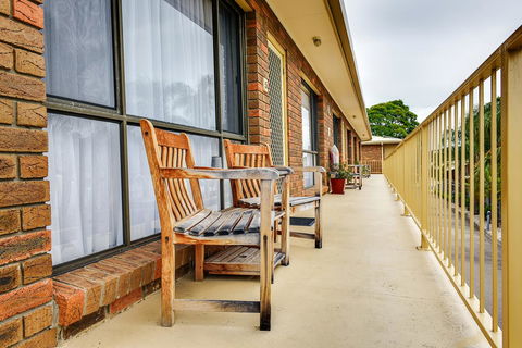 Allambi Holiday Apartments - Lightning Ridge Tourism 21