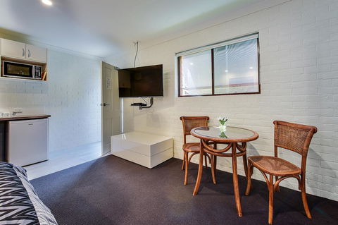 Allambi Holiday Apartments - Lightning Ridge Tourism 27