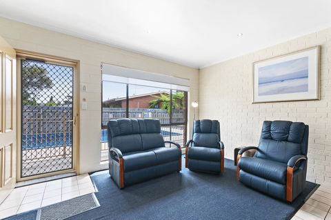 Allambi Holiday Apartments - Lightning Ridge Tourism 13