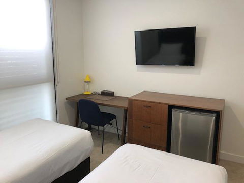 Whitehorse Apartments Hotel - Lightning Ridge Tourism 5