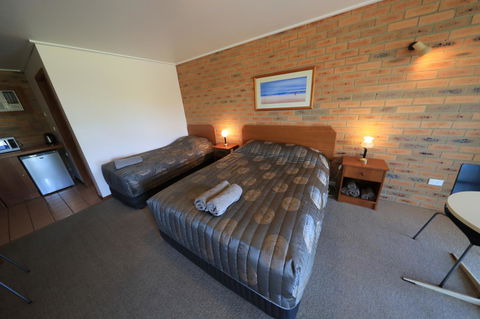 Quays Motel San Remo - Lightning Ridge Tourism 1