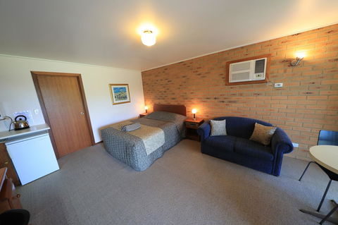 Quays Motel San Remo - Lightning Ridge Tourism 13