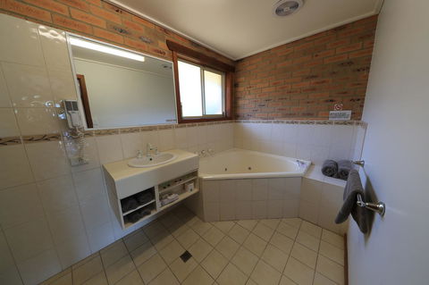 Quays Motel San Remo - Lightning Ridge Tourism 15