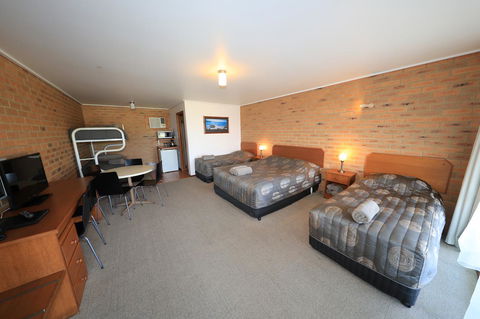 Quays Motel San Remo - Lightning Ridge Tourism 6