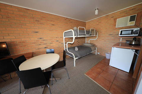 Quays Motel San Remo - Lightning Ridge Tourism 5