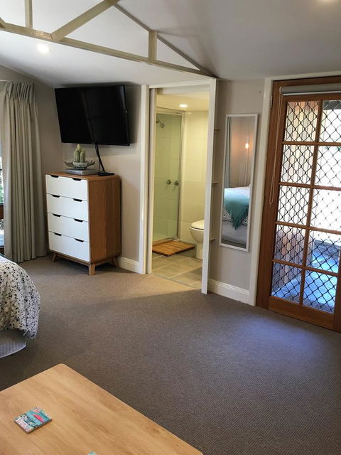 The Cosy Bungalow - Lightning Ridge Tourism 3