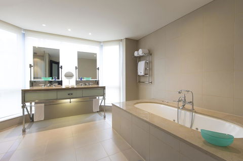 The Westin Melbourne - Lightning Ridge Tourism 4