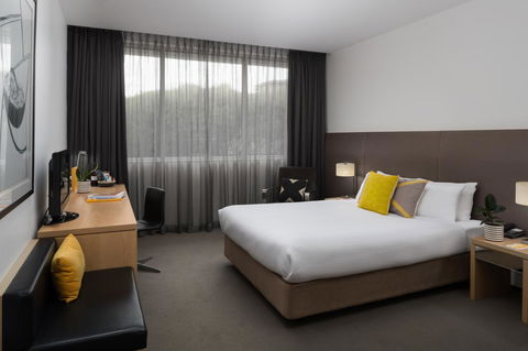 Atura Dandenong - Lightning Ridge Tourism 1