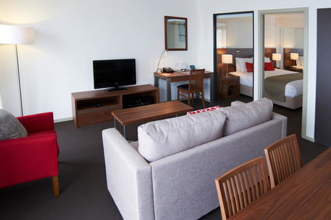 Quest Werribee - Lightning Ridge Tourism 2