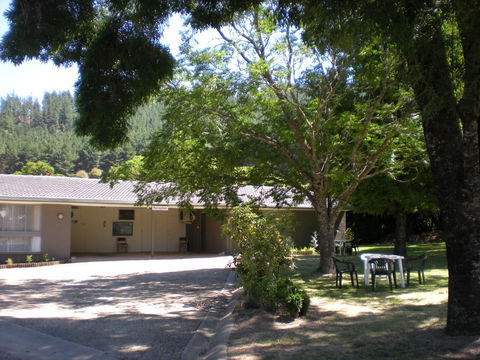 Willow Dene Holiday Apartments - Lightning Ridge Tourism 12
