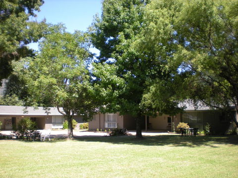 Willow Dene Holiday Apartments - Lightning Ridge Tourism 5