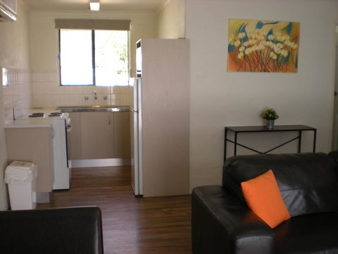 Willow Dene Holiday Apartments - Lightning Ridge Tourism 7