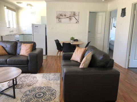 Willow Dene Holiday Apartments - Lightning Ridge Tourism 3