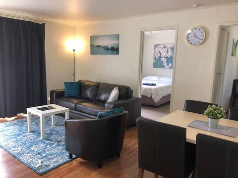 Willow Dene Holiday Apartments - Lightning Ridge Tourism 0