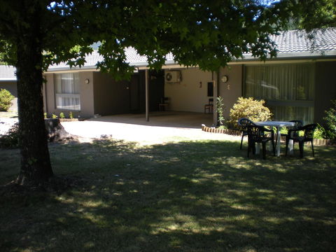 Willow Dene Holiday Apartments - Lightning Ridge Tourism 4