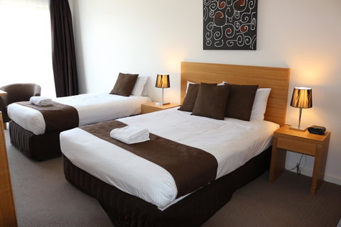 Bairnsdale International - Lightning Ridge Tourism 12