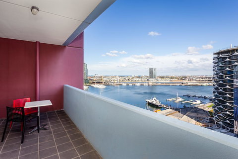 Accent Accommodation@Docklands - Lightning Ridge Tourism 1