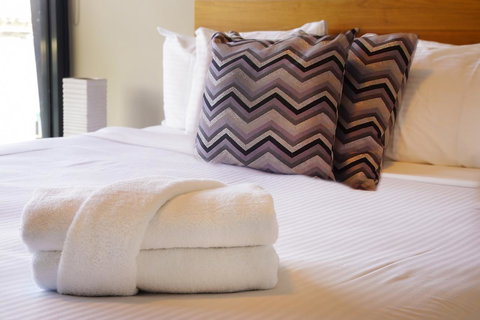 Accent Accommodation@Docklands - Lightning Ridge Tourism 5