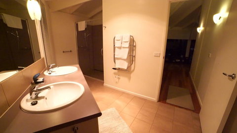 Limosa Rise - Lightning Ridge Tourism 4