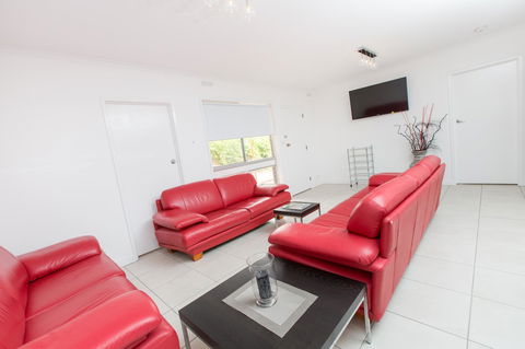 Mildura Holiday Villas - Lightning Ridge Tourism 15
