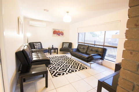 Mildura Holiday Villas - Lightning Ridge Tourism 37