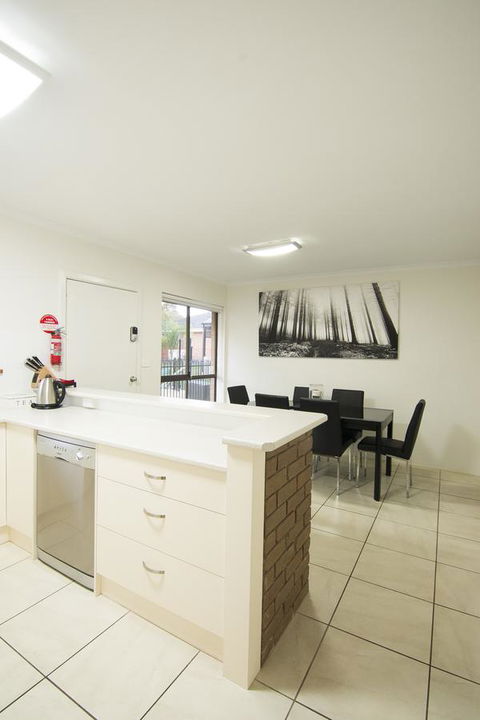 Mildura Holiday Villas - Lightning Ridge Tourism 30