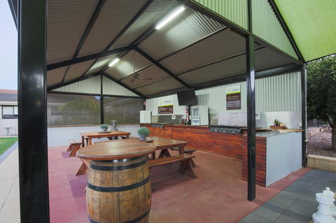 Mildura Holiday Villas - Lightning Ridge Tourism 31