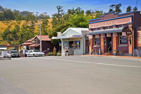 The Bears Went Over The Mountain - Lightning Ridge Tourism 2
