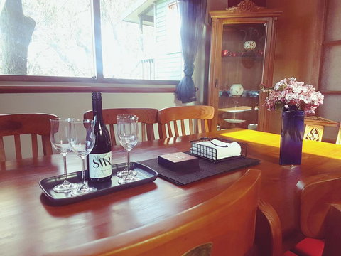 The Black Cockatoo - Secret Garden Mountains Home - Lightning Ridge Tourism 3