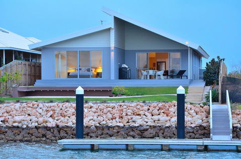 The Carnarvon Luxury Canal Home - Lightning Ridge Tourism 0