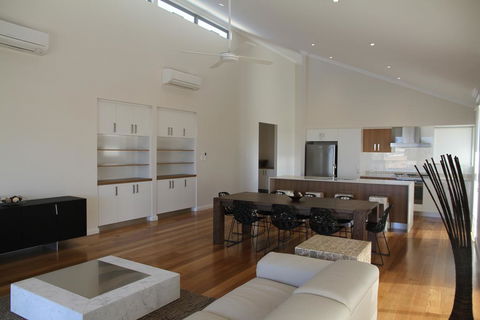 The Carnarvon Luxury Canal Home - Lightning Ridge Tourism 3
