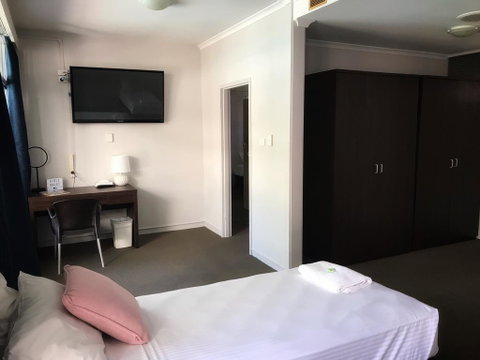 The Cavenagh - Lightning Ridge Tourism 2