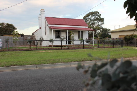 The Cottage - Lightning Ridge Tourism 0