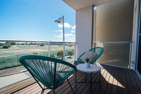 The Cove @ New Port-Pool - Spa - Sauna - Gym & More - Lightning Ridge Tourism 1