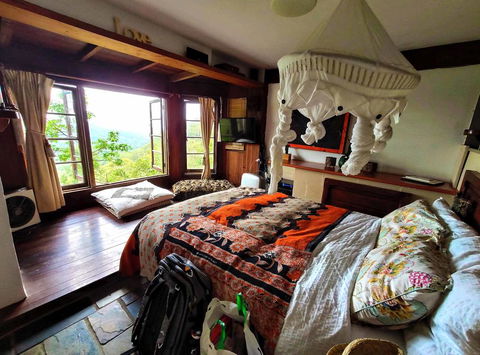 The Den Of The Treehouse, KINABALU Farm - Lightning Ridge Tourism 1