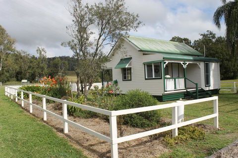 The Dollhouse Cottage - Lightning Ridge Tourism 1