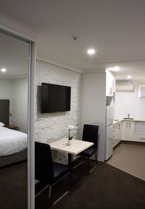 The Duck Inn Apartments - Lightning Ridge Tourism 3