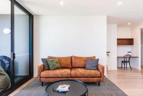 The Edge - Luxurious Waterfront Apartment - Lightning Ridge Tourism 1