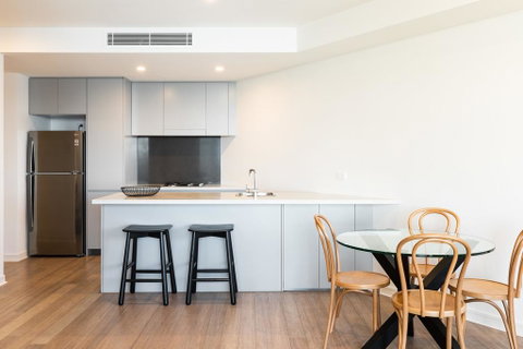 The Edge - Luxurious Waterfront Apartment - Lightning Ridge Tourism 2
