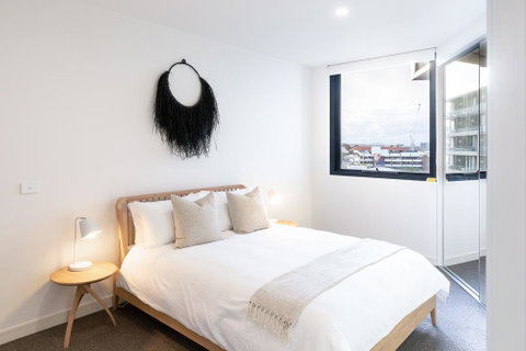 The Edge - Luxurious Waterfront Apartment - Lightning Ridge Tourism 3