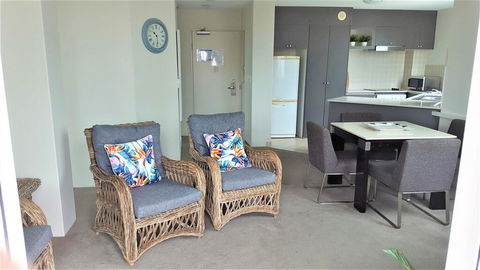 The Emerald Surfers Paradise - Lightning Ridge Tourism 2