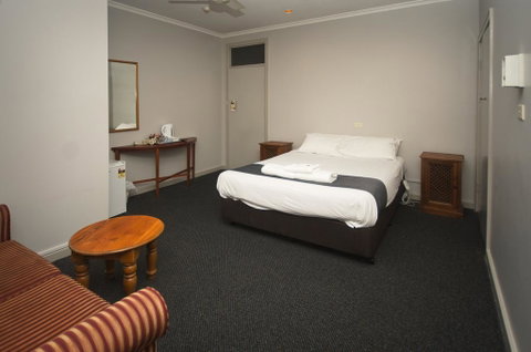 The George Hotel - Lightning Ridge Tourism 3