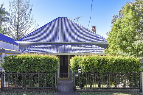 The Grey House - Lightning Ridge Tourism 0