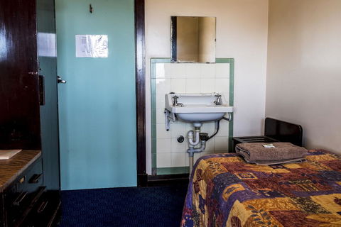 The Imperial Hotel - Lightning Ridge Tourism 2