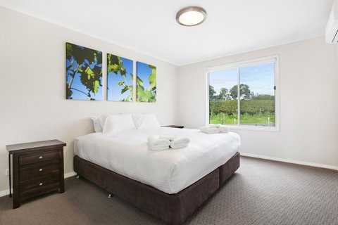 The Lake House @ 201 - Lightning Ridge Tourism 2