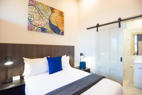 The Mile End Hotel - Lightning Ridge Tourism 3